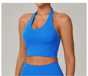 Dettaglio del reggiseno sportivo allacciato al collo blu vivace in tessuto elastico
