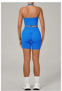 Vue arrière d'un ensemble de yoga bleu cobalt avec short sculptant à taille haute