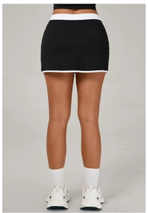 Détail d'une jupe de tennis avec taille contrastée et fente latérale élégante