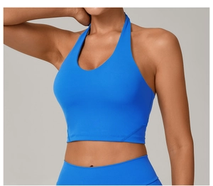 Dettaglio del reggiseno sportivo blu a collo alto con fascia di supporto e cuciture piatte