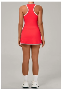 Vista trasera de un conjunto de tenis rojo con ribete blanco y camiseta deportiva