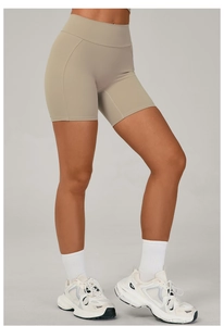Vue latérale du short de fitness taille haute kaki avec tissu sans couture pour yoga