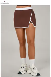 Détail de la jupe de sport marron café avec fente latérale et bordure blanche contrastée