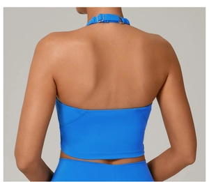 Dettaglio del reggiseno yoga blu con fibbia in metallo argento regolabile sul retro