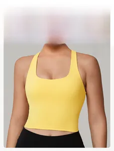 Detail von quadratischem Ausschnitt und breiten Trägern am gelben Yoga-Top