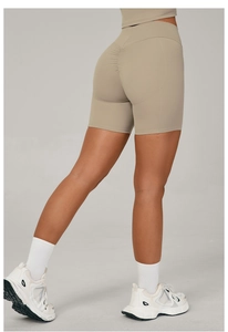 Détail du short de yoga kaki à taille haute avec effet push-up pour le fitness et le sport