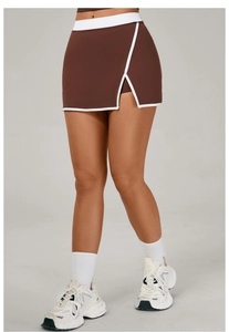 Détail de la couture contrastée et de la fente latérale sur la jupe-short de sport