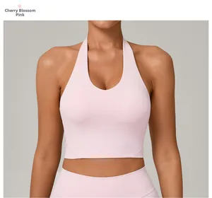 Primo piano del reggiseno sportivo allacciato al collo rosa ciliegio in tessuto tecnico