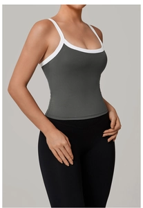 Dettaglio del reggiseno sportivo grigio con bordi a contrasto bianchi e slim fit