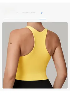 Detailansicht der gelben Yoga-Weste mit Racerback-Design und elastischem Funktionsstoff