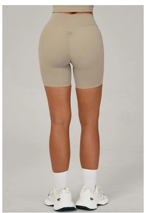 Vue détaillée du short de yoga taille haute avec design push-up et tissu tricoté beige