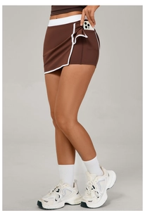 Détail de la jupe-short de sport avec poche cachée et design élégant à fente latérale