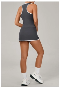 Vista trasera del conjunto de tenis gris oscuro con top racerback y falda