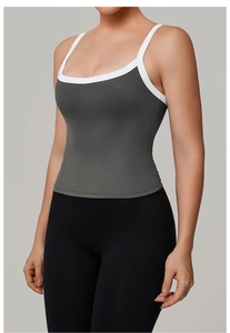 Dettaglio del reggiseno sportivo grigio con bordi bianchi e spalline sottili