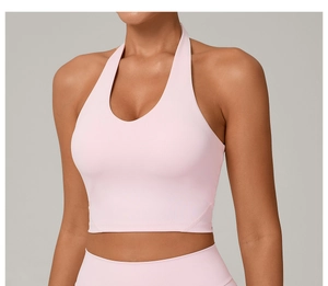 Dettaglio del reggiseno yoga rosa con ampia fascia elastica e cuciture senza cuciture