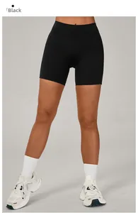 Détail du short de sport noir taille haute avec effet push-up fessier et tissu élastique