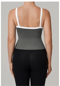 Dettaglio delle spalline a contrasto sulla schiena di un reggiseno sportivo da yoga aderente