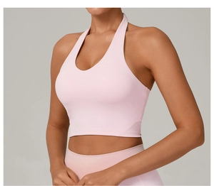 Dettaglio del reggiseno sportivo rosa con scollo all'americana a V e tessuto elasticizzato