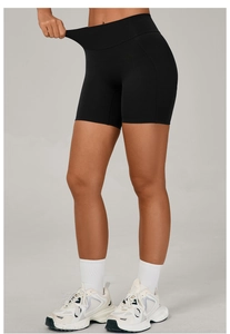 Détail de la taille élastique haute sur un short de yoga noir montrant l'élasticité