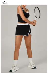 Detalle de conjunto de falda de tenis en contraste blanco y negro para mujer, ajuste fit