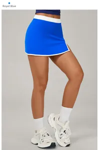 Détail de la jupe de tennis bleu roi avec fentes latérales et liseré blanc contrastant