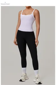 Dettaglio del gilet da yoga viola romantico con schiena scoperta e leggings sportivi