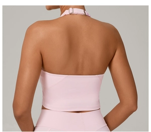 Dettaglio del reggiseno sportivo rosa con fibbia argentata regolabile e schiena scoperta