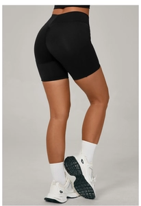 Détail macro du short de yoga noir taille haute avec effet push-up et couture plissée