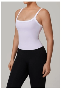 Dettaglio del top da yoga viola chiaro con scollo a U e tessuto elastico aderente