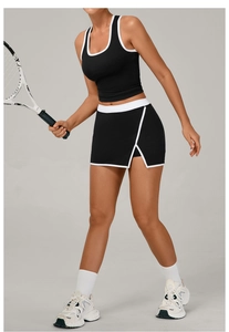 Detalle de un conjunto de falda de tenis negra con ribetes blancos y abertura lateral