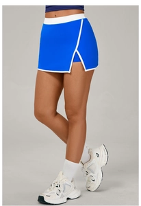 Détail de la jupe de tennis athlétique bleue et blanche avec passepoil contrasté