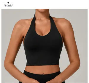 Dettaglio del reggiseno sportivo nero allacciato al collo con ampia fascia elastica e coste
