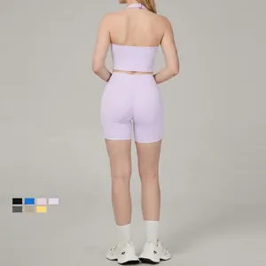 Ensemble de yoga lavande dos nu avec haut dos nu et short froncé pour le fitness