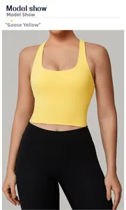 Detailansicht des Rückendesigns der blassgelben Yoga-Weste mit schwarzen High-Waist-Leggings