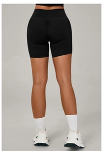 Détail du short de yoga noir à taille haute avec effet sculptant scrunch butt sur mannequin