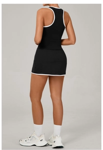 Vista trasera de conjunto de tenis negro con ribetes blancos en chaleco y falda