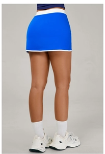 Détail de la jupe de sport bleu roi avec bordure contrastée blanche et fente latérale