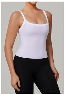 Dettaglio del reggiseno sportivo bianco con scollo quadrato e tessuto elastico aderente