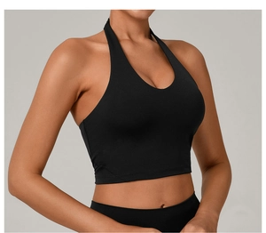 Dettaglio posteriore di un reggiseno da yoga nero con design a fessura e fascia elastica