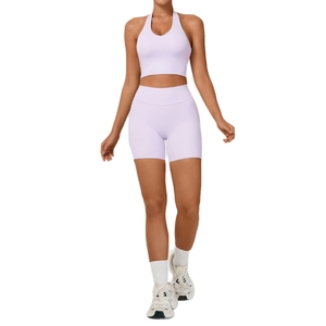 Ensemble de yoga lavande avec soutien-gorge de sport dos nu et short de compression mat