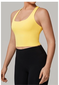 Detail eines hellgelben Yoga-Tops mit breiten Trägern und hochelastischem Funktionsstoff