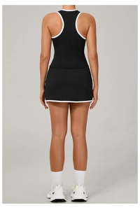 Vista trasera de un conjunto de tenis negro con ribetes blancos en la camiseta y falda