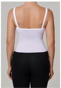 Dettaglio del gilet yoga lavanda con schiena incrociata e leggings sportivi neri a vita alta