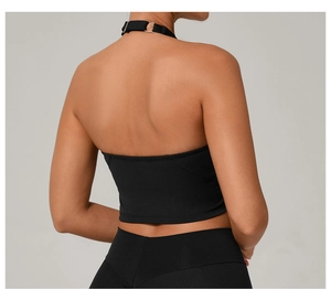 Dettaglio del reggiseno sportivo nero con fibbia ad anello argento e design schiena scoperta