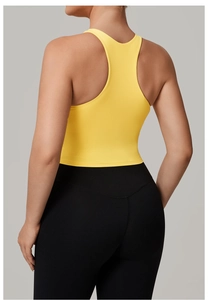 Racerback-Detail einer gelben, feuchtigkeitsableitenden Yoga-Weste für Damen mit Rückenschnitt