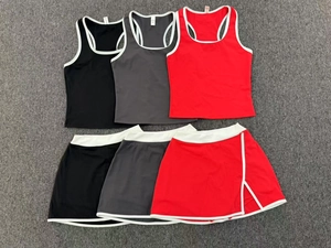 Conjuntos de tenis con camisetas de tirantes y faldas en negro, gris y rojo