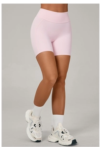 Détail du short de yoga rose à taille haute avec tissu respirant et coupe amincissante