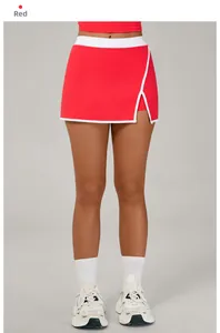 Détail d'une jupe-short de sport rouge avec fente latérale et bordure blanche contrastée