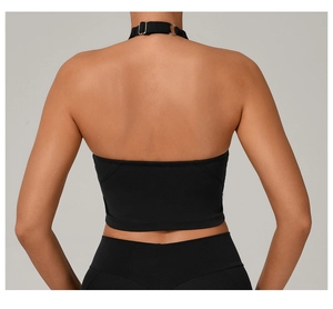 Dettaglio del design allacciato al collo regolabile con anelli metallici sul reggiseno