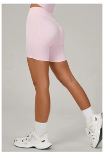Détail du short de yoga rose à taille haute montrant l'effet liftant fessier